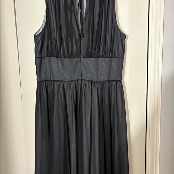 Elegant Black Sleeveless Dress - Picture 4 of 6